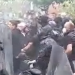 VIDEO/ Serbët sulmojnë me gurë policinë, momenti kur dëgjohen të shtënat në Zveçan