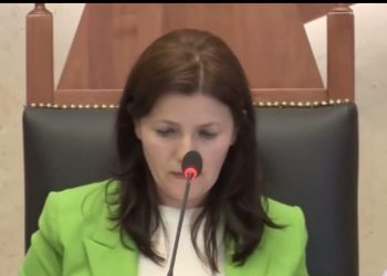 VIDEO SKANDAL/ Felaj shthur gojën në parlament: Vari lesht