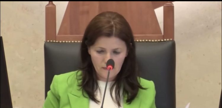 VIDEO SKANDAL/ Felaj shthur gojën në parlament: Vari lesht