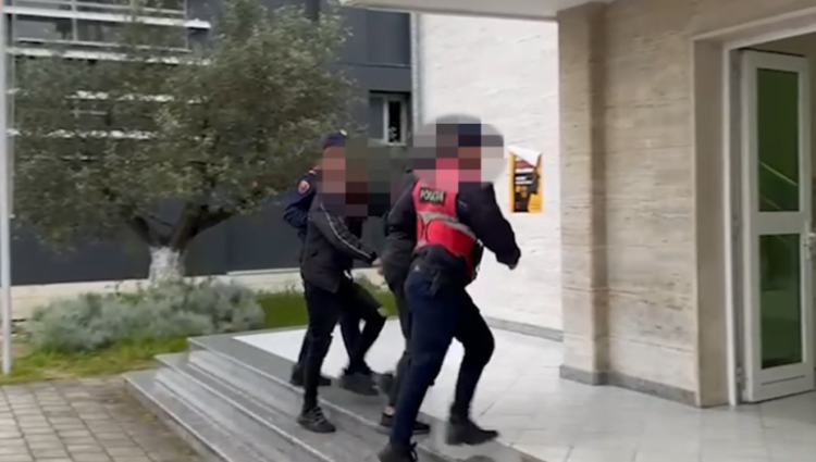 VIDEO/ Shpërndanin kanabis në Fier, arrestohen dy të rinjtë
