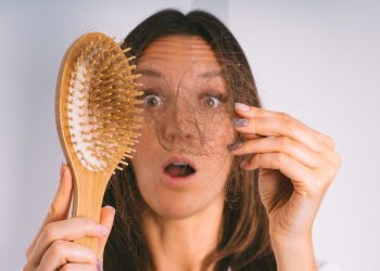 Ja ushqimet që shkaktojnë rënien e flokëve