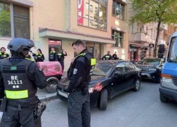 30-vjeçari sulmon me thikë 2 nxënëse në një shkollë fillore