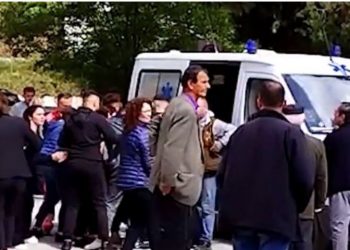 VIDEO+18/ Familjarët shpërthejnë në britma kur shohin trupin e adoleshentit të vrarë