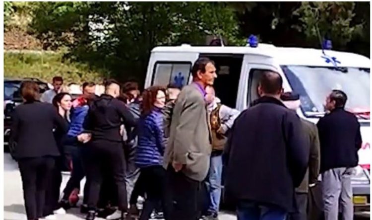 VIDEO+18/ Familjarët shpërthejnë në britma kur shohin trupin e adoleshentit të vrarë