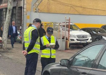 Gazetari: Policët bashkiakë rikthehen në detyrë, s’na lënë rehat