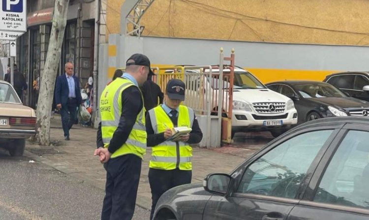Gazetari: Policët bashkiakë rikthehen në detyrë, s’na lënë rehat