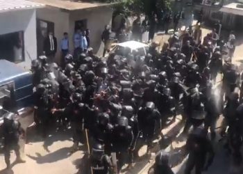 Ish-kryeministri i Pakistanit arrestohet jashtë gjykatës