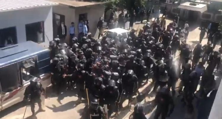 Ish-kryeministri i Pakistanit arrestohet jashtë gjykatës