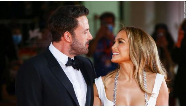 VIDEO/Jennifer Lopez flirton me DJ edhe në sy të Ben Affleck