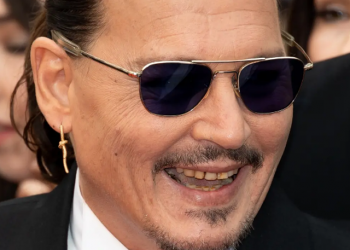 7 minuta duartrokitje por, fansat e Depp “neveriten” nga një detaj