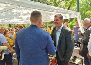 Shembull qytetarie nga Mati, kandidatët shtrëngojnë duart