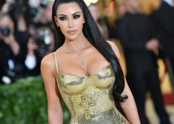 Jo vetëm showgirl! Kim tashmë do jetë dhe avokate