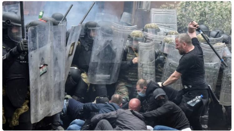 Kush janë serbët e arrestuar në Zveçan dhe për çfarë dyshohen ata?