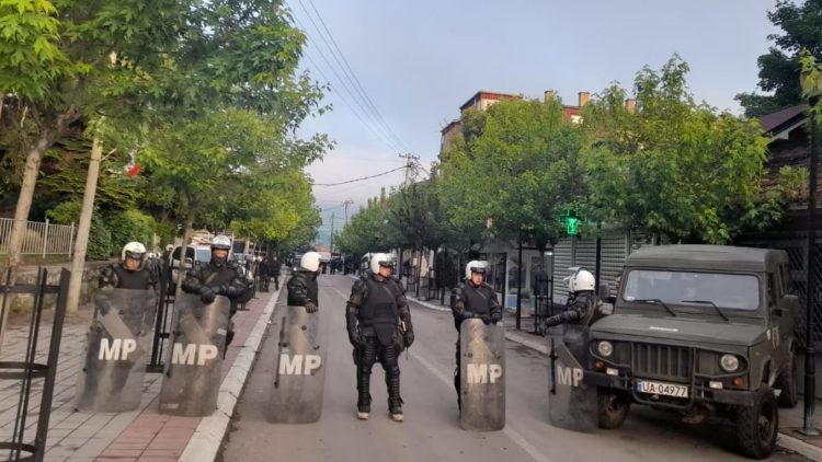 ‘Luftë’ në veri të Kosovës, KFOR: 25 ushtarë të plagosur