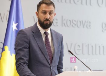 Krasniqi reagon ndaj PDK-së: Kur zgjidhen kryetarët, uniformat…