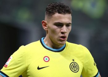 Asllani kritikohet ashpër nga mediat për paraqitjen ndaj Napolit