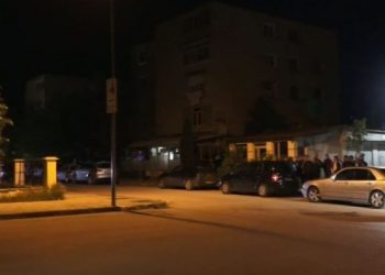 ‘Plas’ në Kukës, vëllai i Safet Gjicit nxjerr armën