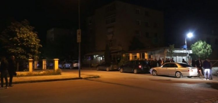 ‘Plas’ në Kukës, vëllai i Safet Gjicit nxjerr armën