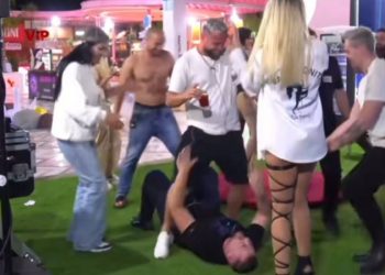 “Shthuren” banorët, Luizi bën striptizëm mbi Ronaldon e shtrirë