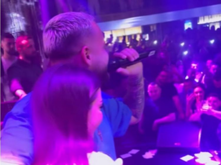 Luizi ngjit Kiarën në skenë dhe i bën super dedikim (FOTO)