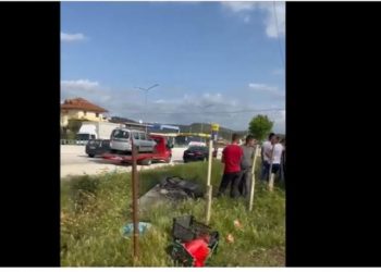 Makina aksidenton shitësin në Lushnjë dhe kthehet përmbys në kanal