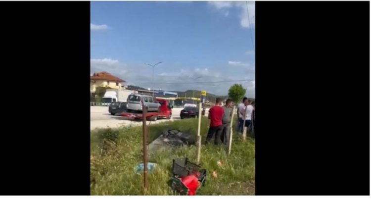 Makina aksidenton shitësin në Lushnjë dhe kthehet përmbys në kanal