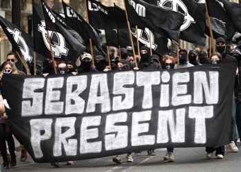 Franca kritikohet pasi lejoi një marsh të neo-nazistëve në Paris