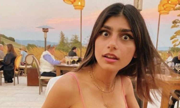 FOTOT – Mia Khalifa jep leksion në Oksford