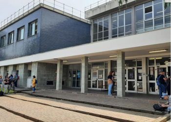 Çmenduri në shkollë! Nxënësi sulmon me thikë mesuesen