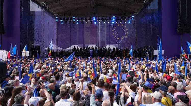 Në Moldavi, mijëra qytetarë në tubim pro-evropian