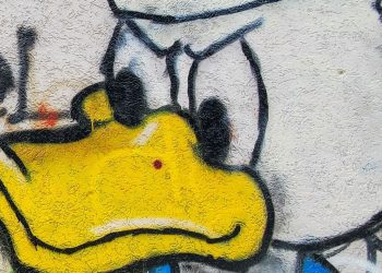 Murali kontrovers afër shkollës në Prishtinë – Komuna zotohet ta heqë