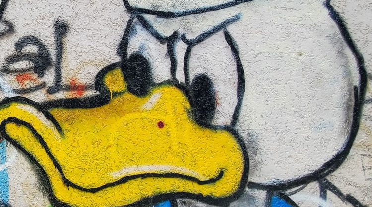 Murali kontrovers afër shkollës në Prishtinë – Komuna zotohet ta heqë