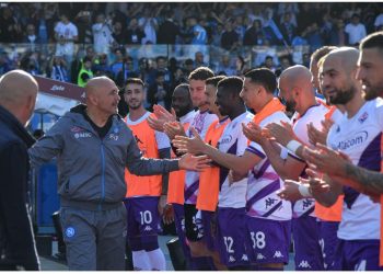 Fiorentina bën “korridorin e nderit” për kampionët e Napolit (VIDEO)