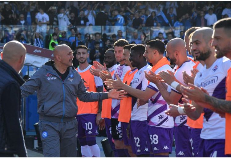 Fiorentina bën “korridorin e nderit” për kampionët e Napolit (VIDEO)