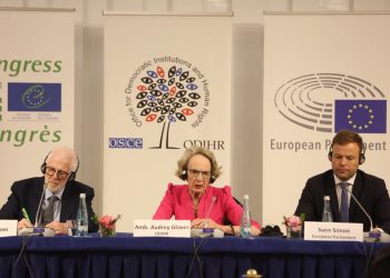 14 maji, Audrey Glover 40 minuta takim me kryeministrin Rama në selinë e PS