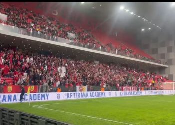 Në atmosferë elektrizuese, mbyllet pa gola pjesa e parë e Partizani–Tirana