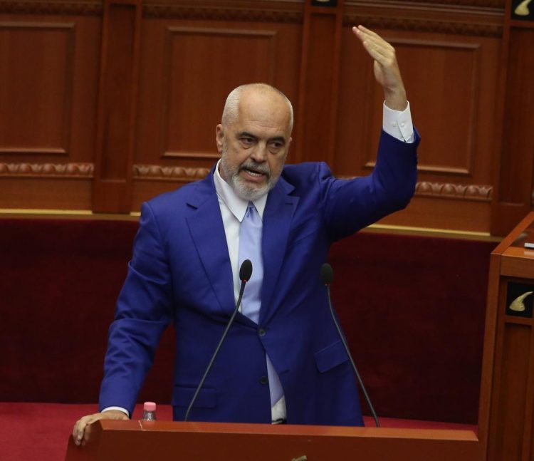 Deputetët e Kuvendit bashkojnë votat për rritjen e pagave të tyre