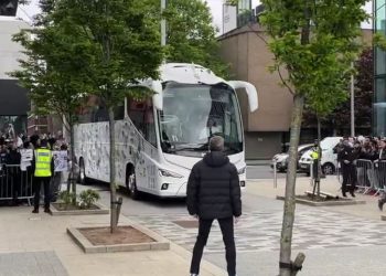 Angli/ Real Madrid mbërrin në hotel, pritje spektakolare nga “kolonia spanjolle”