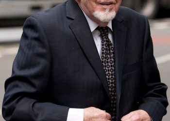 Ndahet nga jeta ish-prezantuesi i dënuar për pedofili