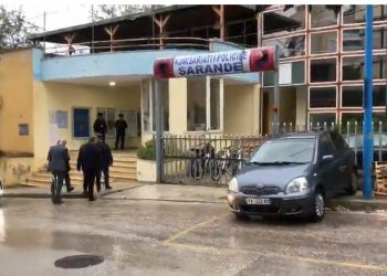 Zhdukja e dy personave, Rrumbullaku mbërrin në Sarandë