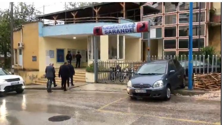 Zhdukja e dy personave, Rrumbullaku mbërrin në Sarandë