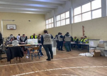 Komisionerët të lodhur, ndërpritet numërimi i votave në Shijak dhe Tiranë