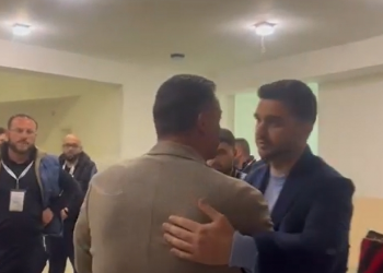 VIDEO – Momenti kur kandidati i PS në Kavajë i uron fitoren Fisnik Qosjes