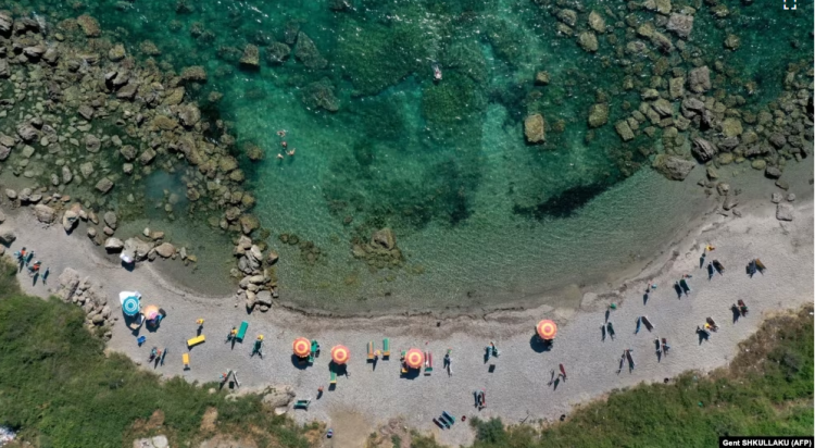 Shumë turistë e pak punëtorë