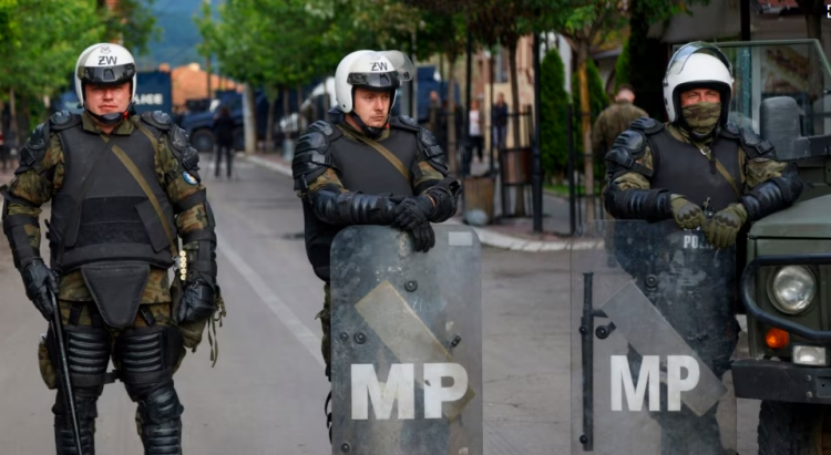 KFOR ndërhyn në Zveçan për të shpërndarë protestuesit serbë