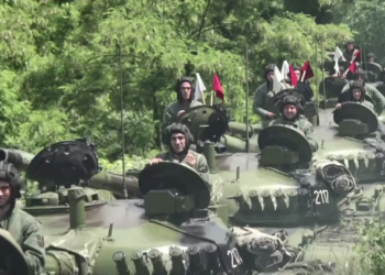 Tanke, mjete të blinduara dhe ushtarë/ Ja si janë rreshtuar forcat serbe në kufi me Kosovën