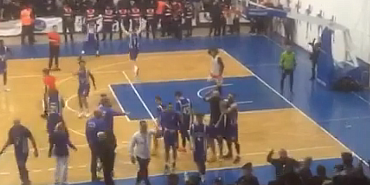 Tifozët e Besëlidhjes godasin lojtarët e Tiranës, ndërpritet finalja