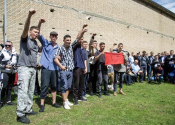 ‘Na hodhën në makinë si trungje lisi’: Ish-të burgosurit kujtojnë revoltën e Spaçit