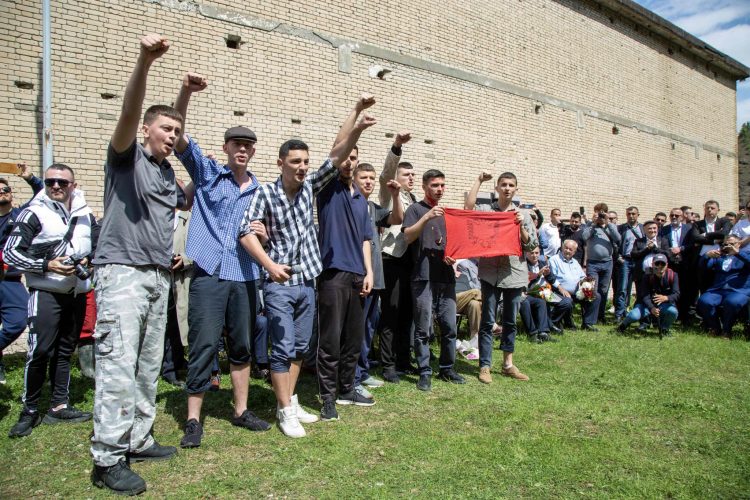 ‘Na hodhën në makinë si trungje lisi’: Ish-të burgosurit kujtojnë revoltën e Spaçit