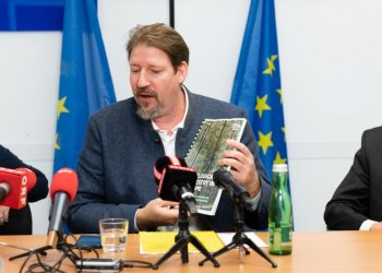 Eurodeputeti austriak: BE po shqyrton ngrirjen e bisedimeve me Serbinë
